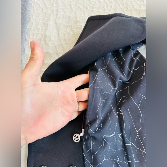 Lululemon Athletic Women’s 3 in 1 Black Quickchange Sleeveless Convertible Vest - Picture 12 of 17